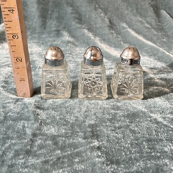 VTG Salt and Pepper Shakers - Picture 2 of 3